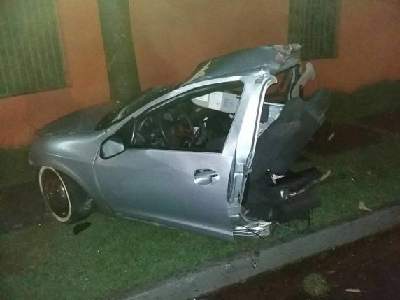 Vídeo das 

câmeras de segurança mostra o momento em que o carro bate com violência contra o poste e parte ao meio