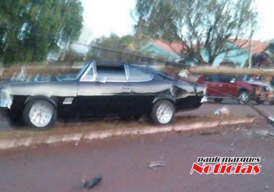 Motorista sai ileso depois bater em poste que caiu
sobre o veículo, no centro de Tucunduva - foto 2