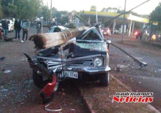 Motorista sai ileso depois bater em poste que caiu
sobre o veículo, no centro de Tucunduva - foto 3