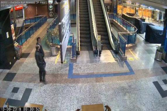 Imagens mostram
dupla abordando mulher sequestrada no aeroporto - foto 3