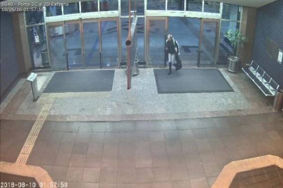 Imagens mostram
dupla abordando mulher sequestrada no aeroporto - foto 2