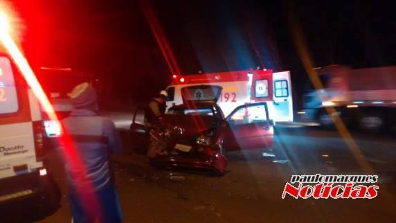 Colisão que envolveu um caminhão e um automóvel aconteceu no trevo do bairro Modelo