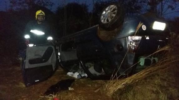 Vítimas ficaram presas nas ferragens do automóvel