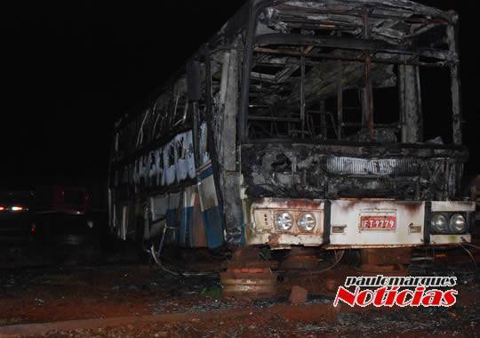 Sucata de um ônibus é incendiada no bairro Glória em Três de Maio; VEJA VÍDEO - foto 4
