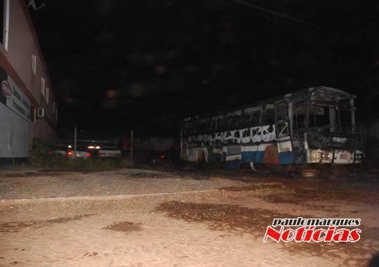 Sucata de um ônibus é incendiada no bairro Glória em Três de Maio; VEJA VÍDEO - foto 3