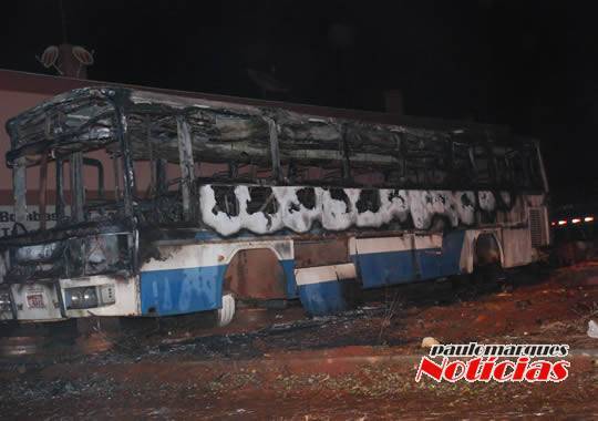 Sucata de um ônibus é incendiada no bairro Glória em Três de Maio; VEJA VÍDEO - foto 2