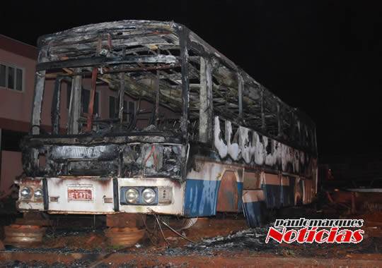 Sucata de um ônibus é incendiada no bairro Glória em Três de Maio; VEJA VÍDEO - foto 5