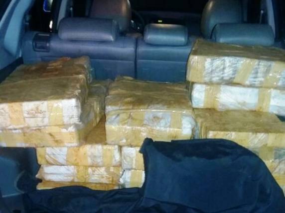 Carro suspeito foi abordado na 

noite desta segunda-feira (20)