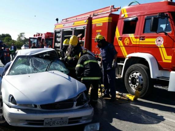 Motorista tentou fazer retorno, mas carro foi atingido por caminhão