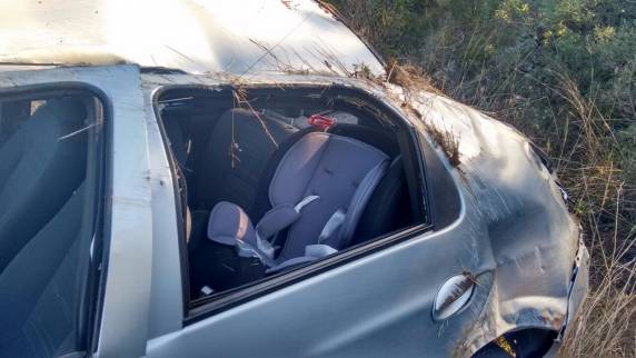 Mulher morre após
ser jogada para fora de carro que capotou três vezes em Unistalda - foto 2