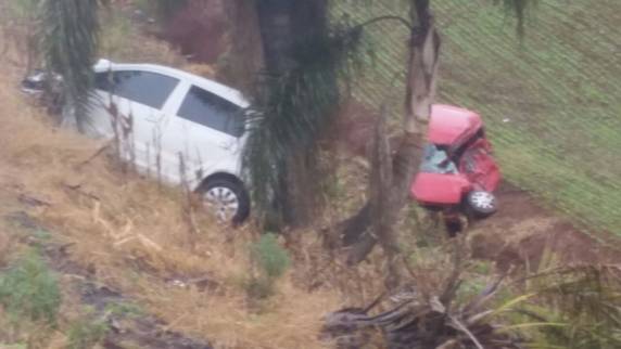 Carreta atingiu ao menos cinco veículos