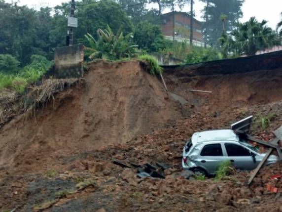 Com chuva, cratera se abriu e Celta caiu; três ficaram feridos