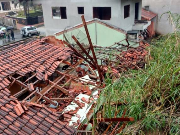Rua cede, carro cai e terra atinge residência em
Blumenau, SC - foto 2