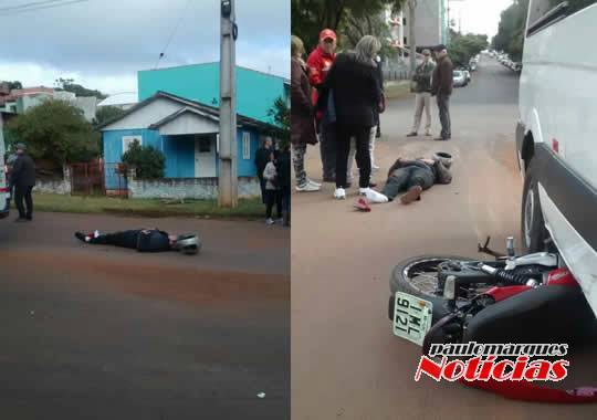 A motocicleta foi 

parar embaixo de uma Van