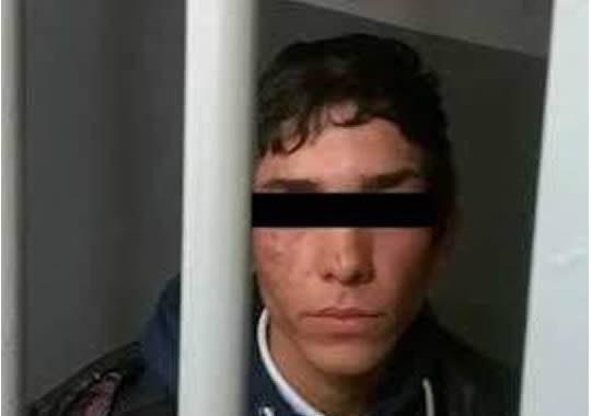 Homem armado é imobilizado e preso pela Brigada Militar ao
tentar assaltar mototaxista, em Santo Ângelo - foto 2