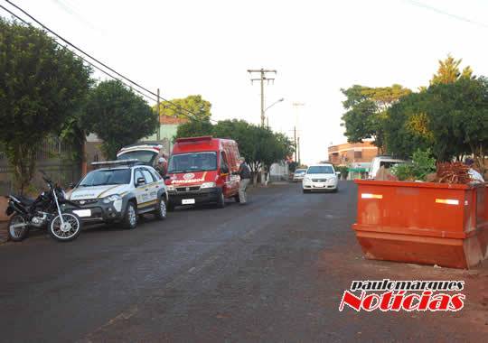 A motocicleta atingiu um container de lixo na lateral da rua Riachuelo