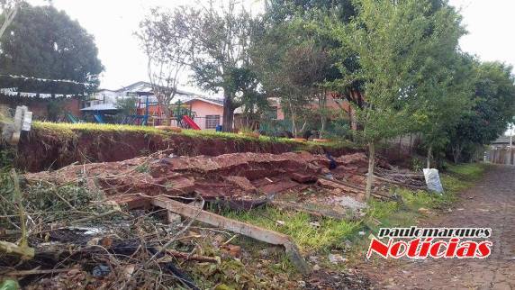 Reclamam também do acumulo de lixo no bairro