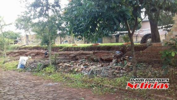 Moradores do bairro Pró Morar pedem providências com muro da creche que caiu - foto 2