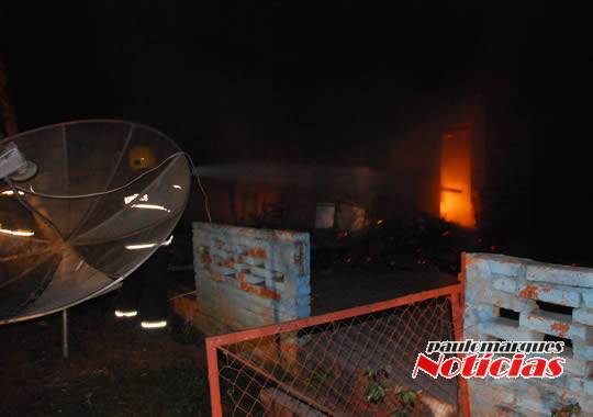 VÍDEO: Casa é consumida pelo fogo e bombeiros evitam que sinistro atinja outra moradia, no interior de
Alegria - foto 6