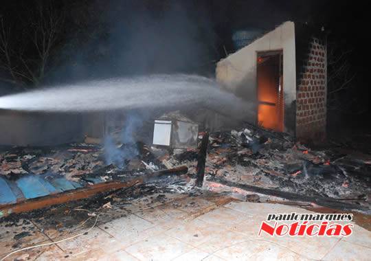 VÍDEO: Casa é consumida pelo fogo e bombeiros evitam que sinistro atinja outra moradia, no interior de
Alegria - foto 4