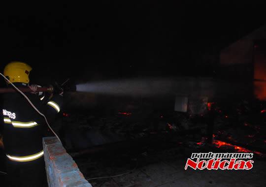 VÍDEO: Casa é consumida pelo fogo e bombeiros evitam que sinistro atinja outra moradia, no interior de
Alegria - foto 3