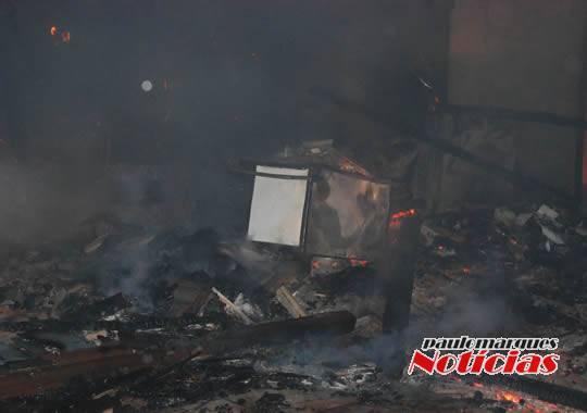 VÍDEO: Casa é consumida pelo fogo e bombeiros evitam que sinistro atinja outra moradia, no interior de
Alegria - foto 7