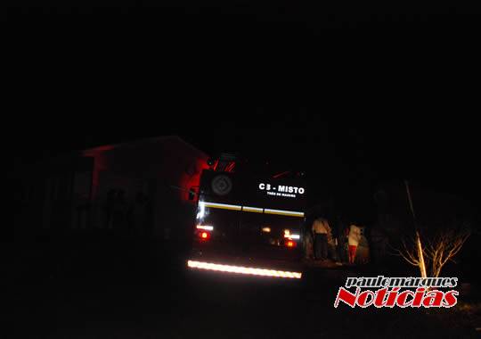 VÍDEO: Casa é consumida pelo fogo e bombeiros evitam que sinistro atinja outra moradia, no interior de
Alegria - foto 2