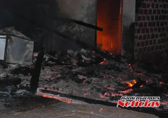 VÍDEO: Casa é consumida pelo fogo e bombeiros evitam que sinistro atinja outra moradia, no interior de
Alegria - foto 5