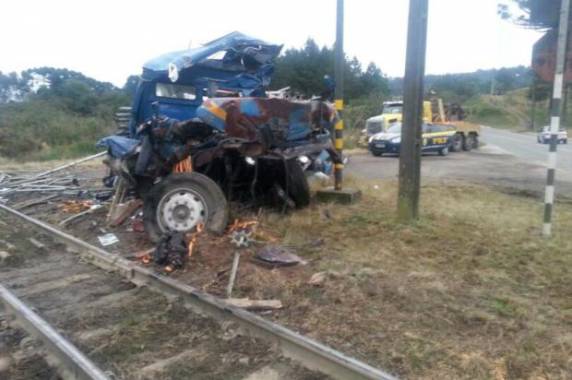 Veículo se chocou contra um vagão de trem em São Bento do Sul