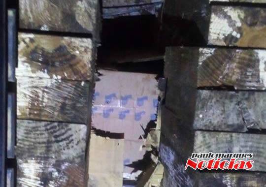 Caminhão carregado com madeira é flagrado com mais de 40 mil carteiras de cigarro - foto 3
