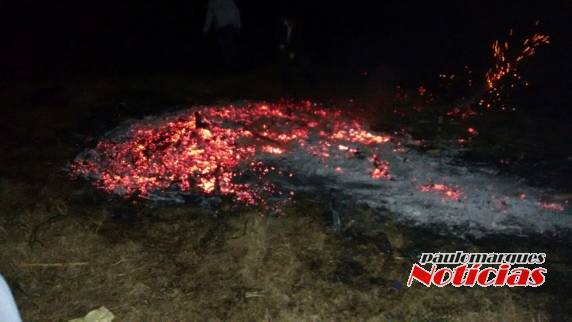 Aposentada caminha sobre brasas em T. de Maio. Confira o vídeo - foto 2
