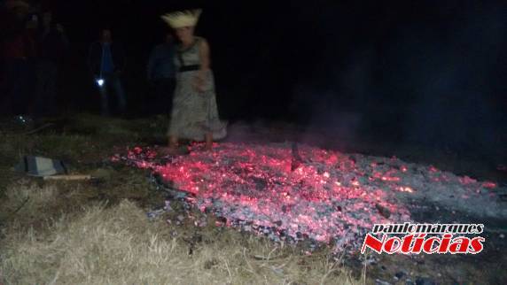 Aposentada caminha sobre brasas em T. de Maio. Confira o vídeo - foto 3