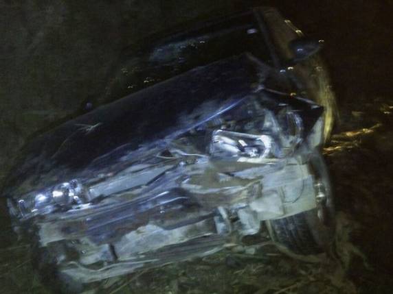 Motorista e outro passageiro do veículo tiveram ferimentos leves