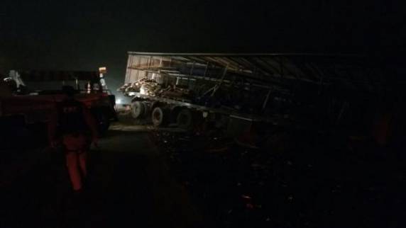 Houve congestionamento nos dois sentidos da rodovia durante a madrugada