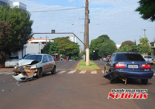 Automóveis colidiram na esquina com a rua Senador Salgado Filho