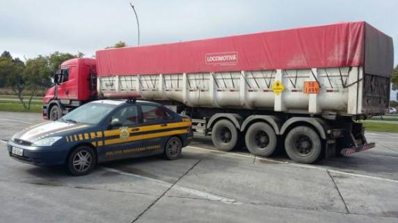 O veículo carregava nitrato de sódio e nitrato de potássio armazenados de 

forma irregular e com 21 toneladas de excesso de carga