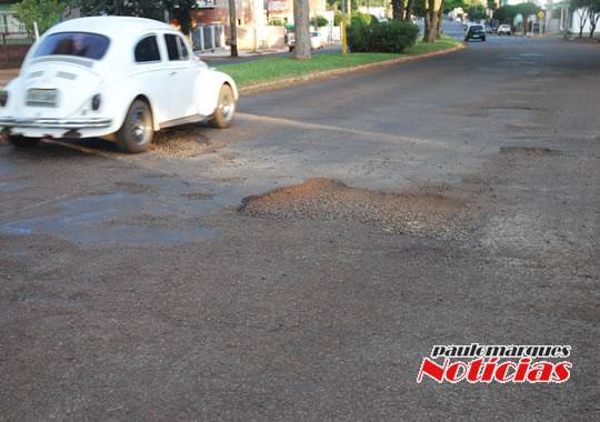 VÍDEO: Motoristas reclamam de buracos na Av. Santa Rosa em Três de Maio - foto 2