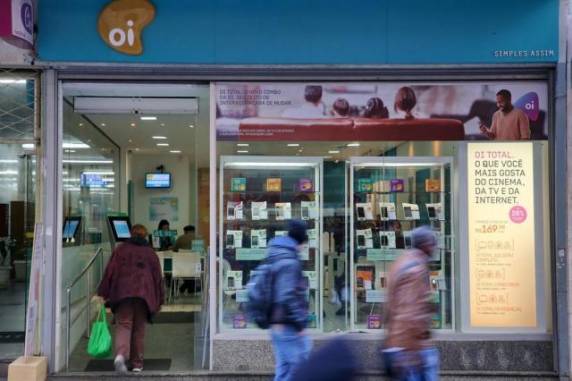 Maus negócios com a compra da BrT e a fracassada fusão com a Portugal Telecom foram decisivos para elevar as dívidas da 

operadora a R$ 65,4 bi e forçar a companhia a pedir recuperação judicial
