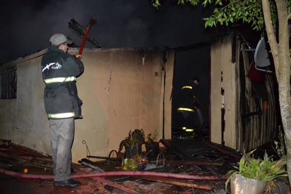 Casa é destruída pelo fogo no bairro Hortêncio em Giruá - foto 5