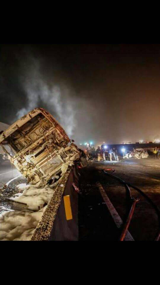 Caminhão tomba explode e outros 12 veículos se envolvem no acidente com mortes - foto 2