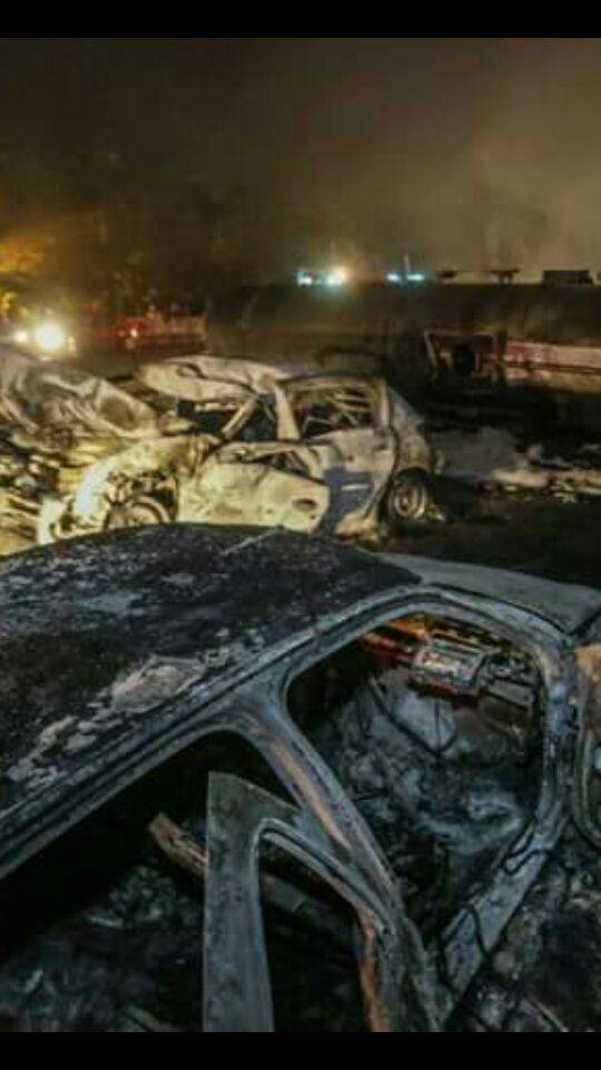 Caminhão tomba explode e outros 12 veículos se envolvem no acidente com mortes - foto 3