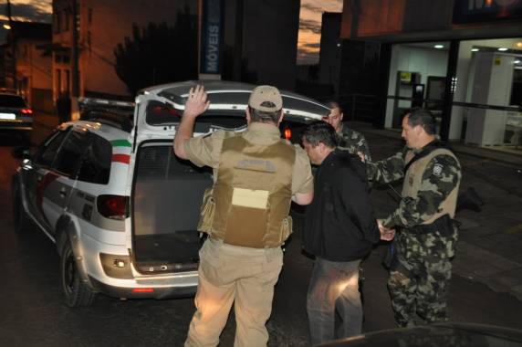 Motorista capota Fusca após fugir da PM em Caçador e é preso por descato - foto 2