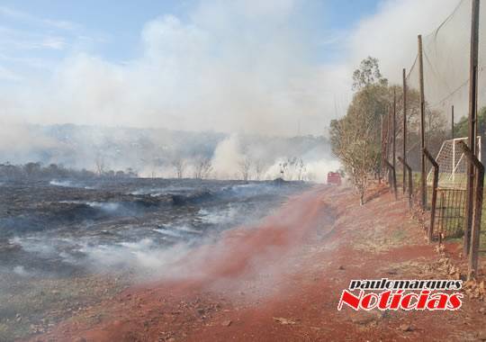 VÍDEO: Bombeiros combatem incêndio de grandes proporções no bairro Guaíra - foto 4