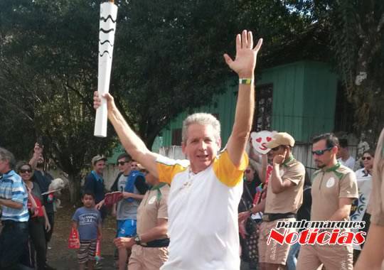 'Nena' carrega Tocha Olímpica em Santo Ângelo - foto 2