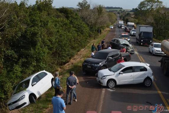 Três automóveis Gol, 

duas camionetes e um caminhão sofreram avarias, cinco pessoas incluindo uma criança, resultaram feridas