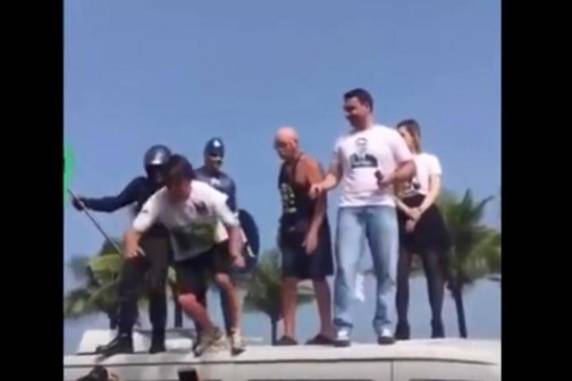 Deputado se joga para ser segurado pelos braços da plateia, mas manobra acaba dando errado
