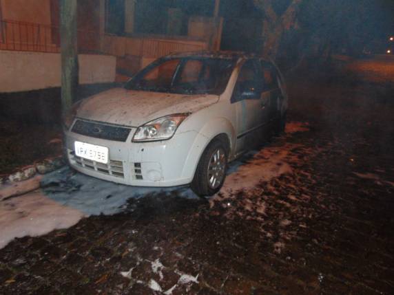 Criminosos jogam coquetéis molotov contra carro de policial em Santiago - foto 3