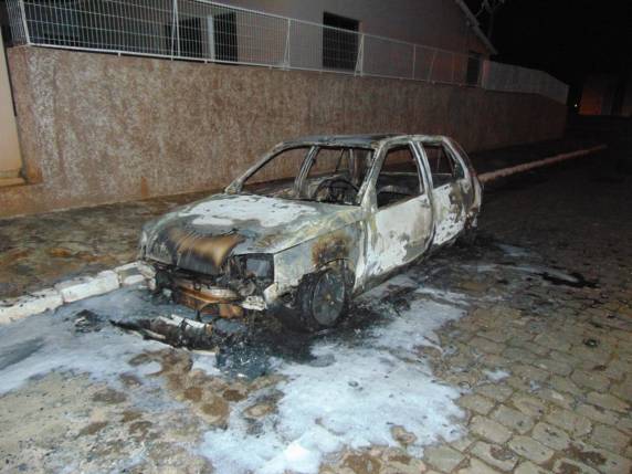 Criminosos jogam coquetéis molotov contra carro de policial em Santiago - foto 2