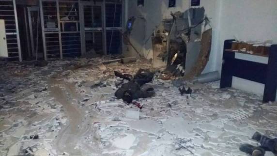 Criminosos explodem agência do Banrisul e morrem em Viamão - foto 2