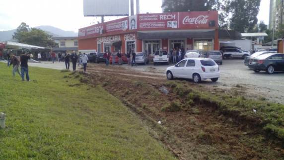 Motorista desvia de pedestre que atravessava a BR 101 e por pouco não atinge churrascaria, no Centro de Itapema-SC - foto 4